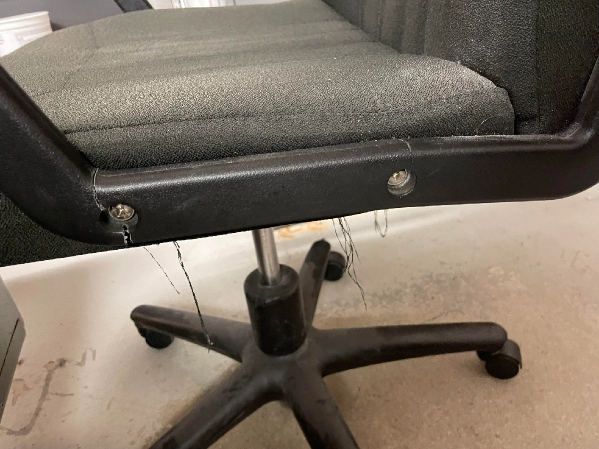 صندلی اداری شکسته شده