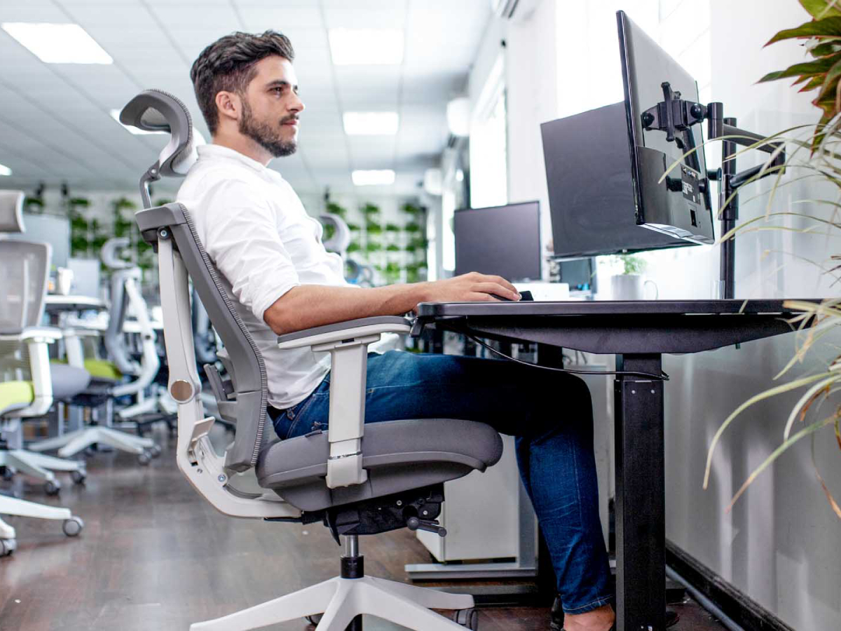 مردی در حال کار با کامپیوتر