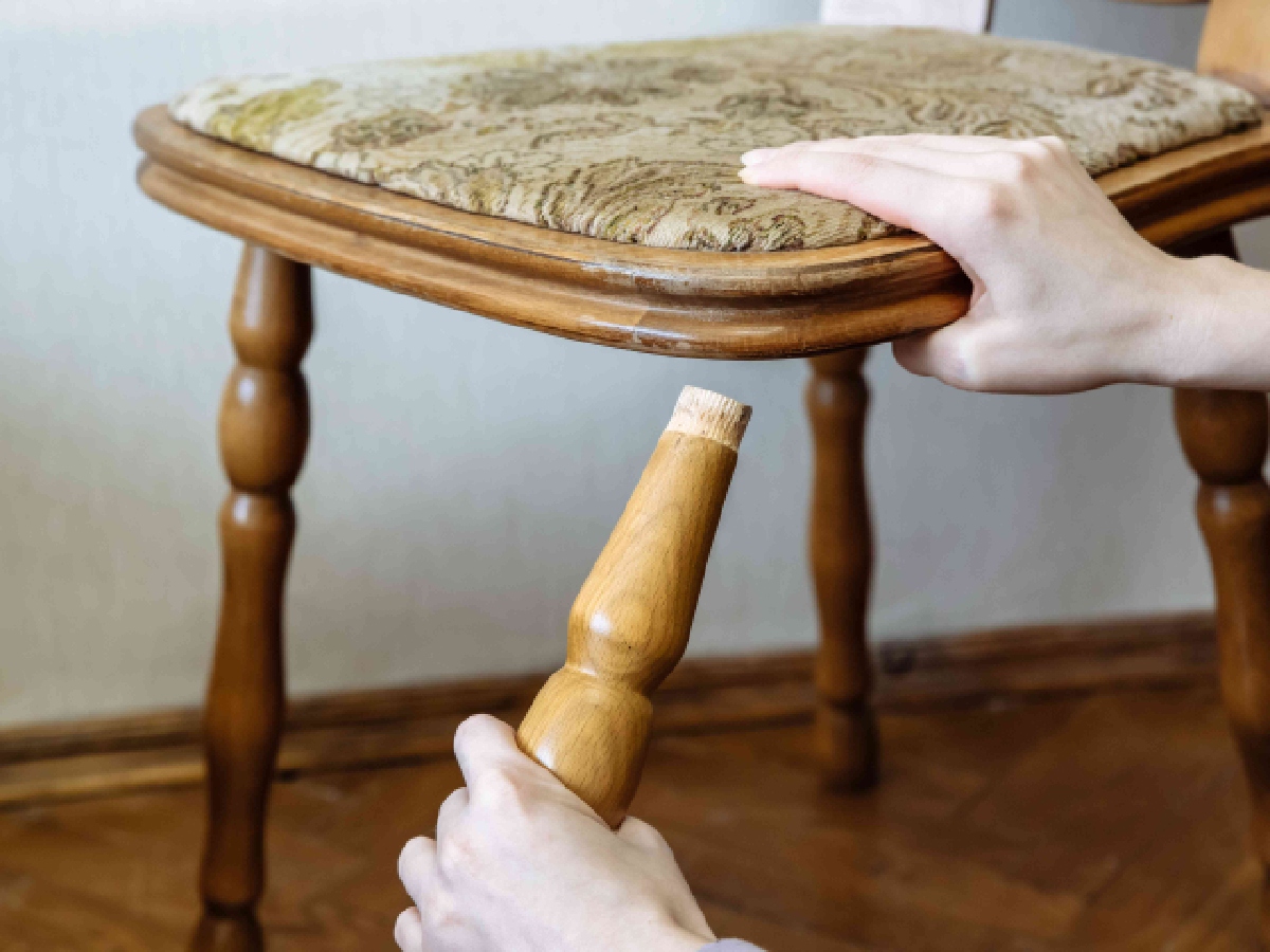 پایه خراب صندلی چوبی