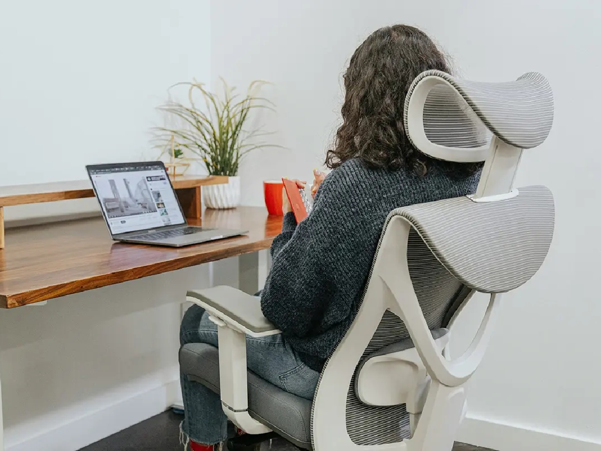 زنی نشسته روی صندلی