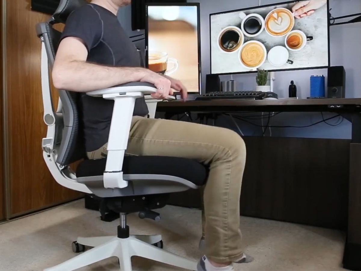 مردی روی صندلی