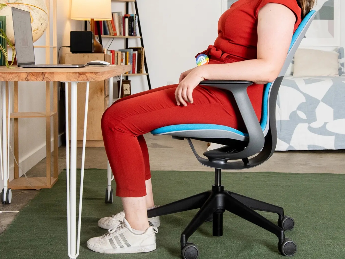 زنی روی صندلی اداری